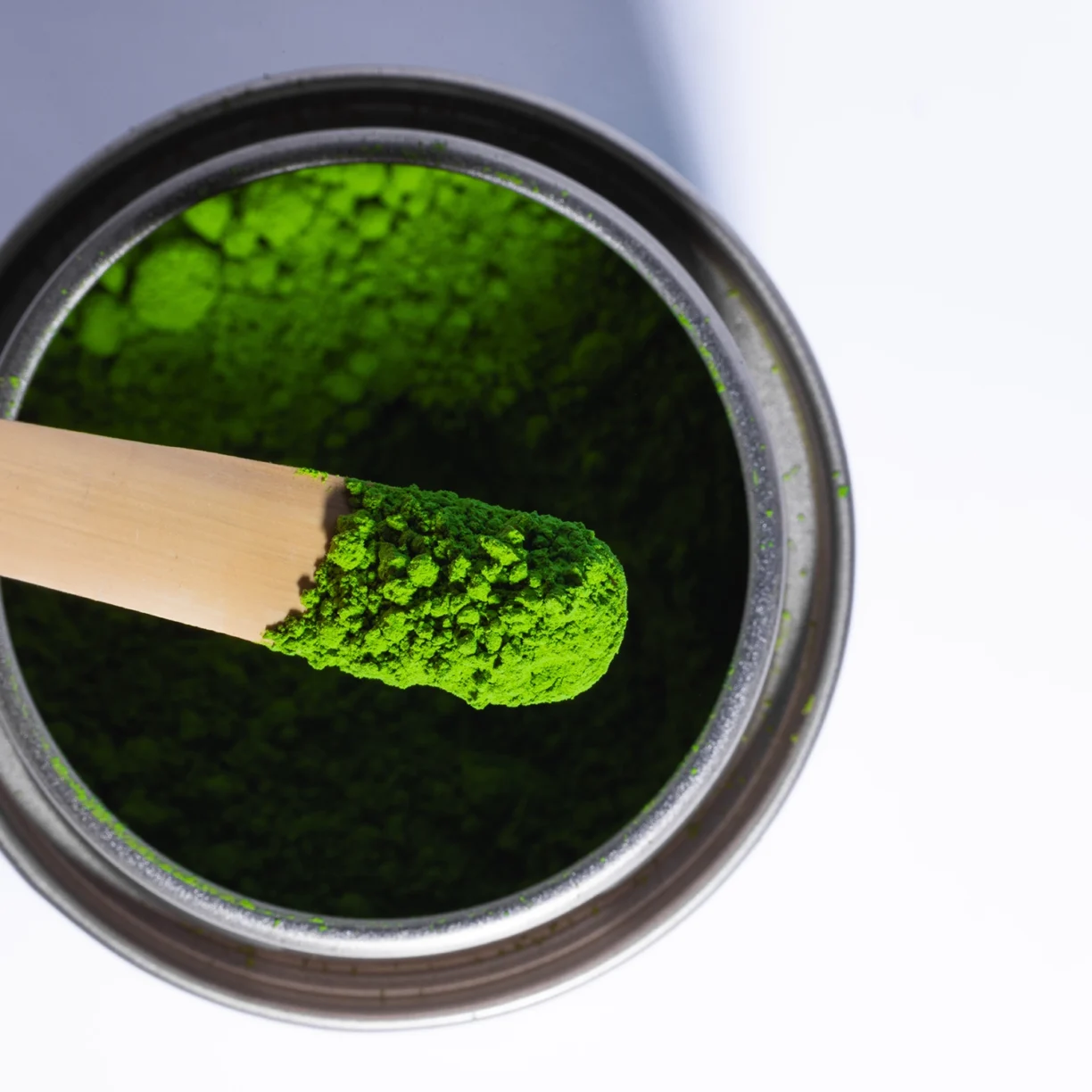 ceremonialna matcha Yume Hana w puszce z drewnianą łyżeczką chashaku