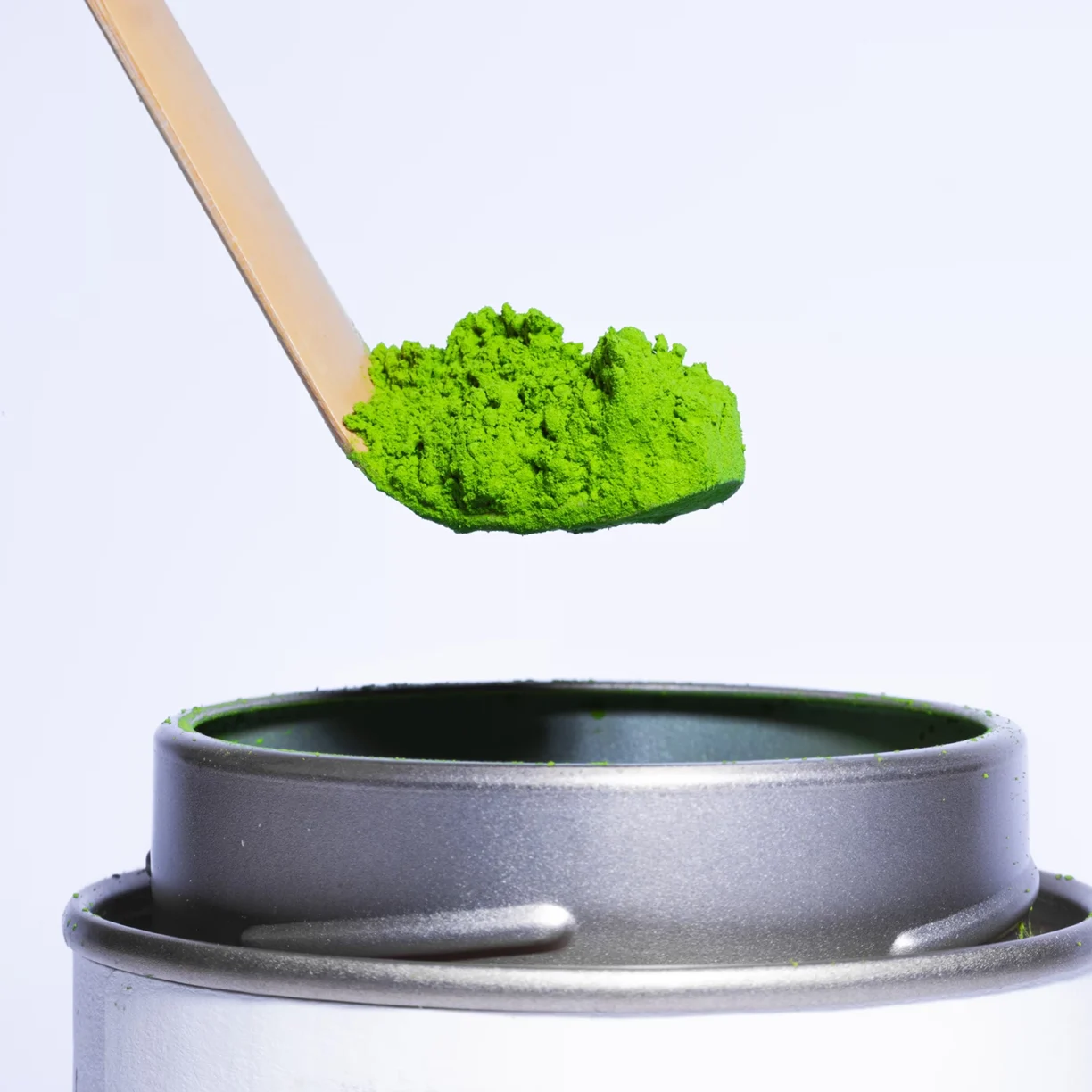 łyżka z proszkiem matchy Yume nad otwartą puszką Hana